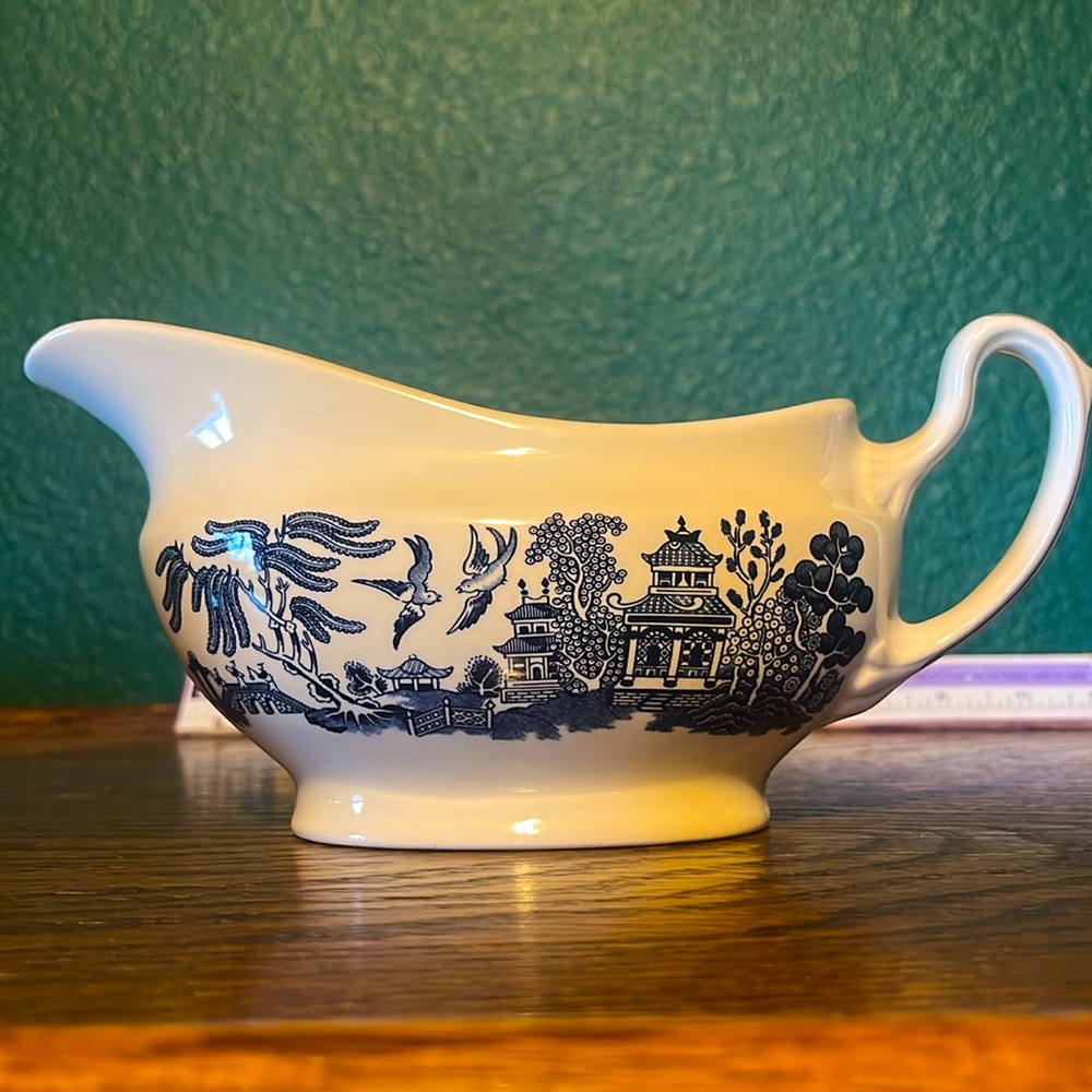Churchill Staffordshire England large gravy boat blue willow